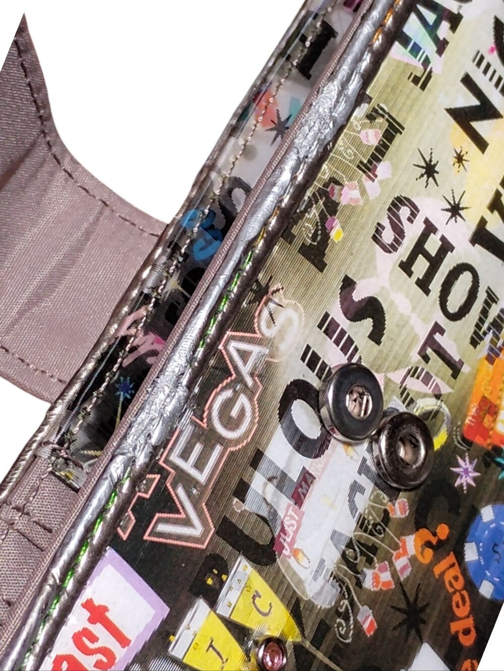 Relic Changing Hologram Las Vegas Graphic Zip Tri Fold Wallet with Heart Charm - Picture 8 of 12